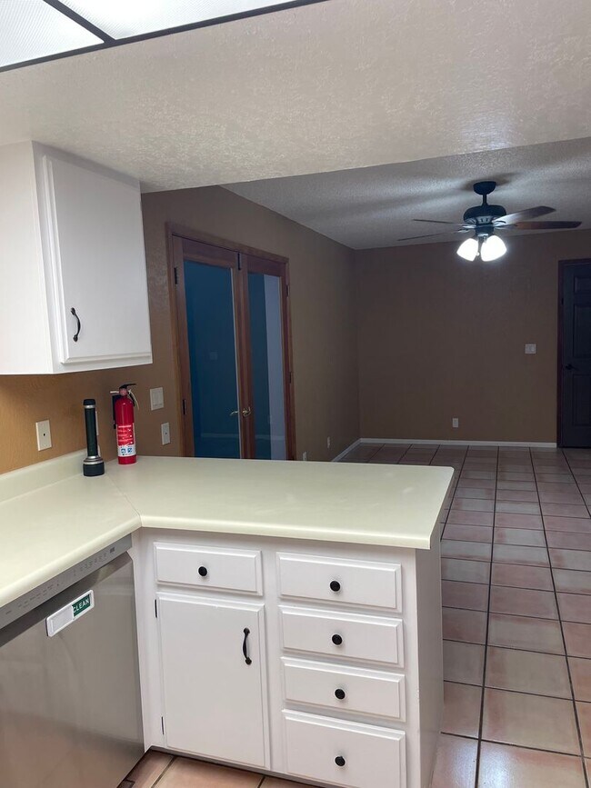 Building Photo - OWNER'S SUMMER SPECIAL-$300 OFF first 3 months! Sparkling Pool Home!