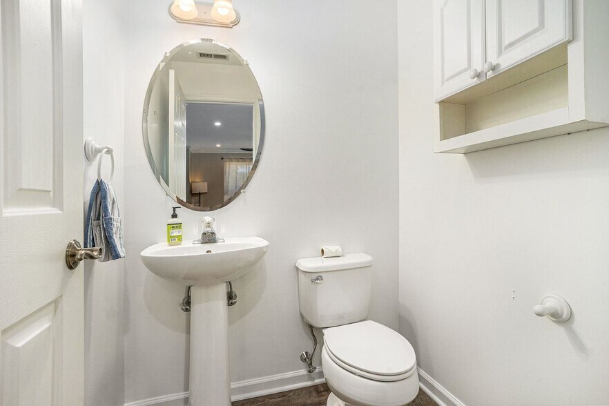 Building Photo - 5905 Drawbridge Ct