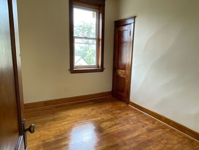 Building Photo - 1410 N St Louis Ave