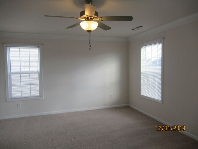 Building Photo - 4 Bedroom 2.5 Bath House with 2 Car Garage