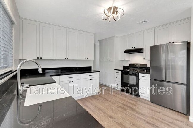Building Photo - 525 Smilax Rd
