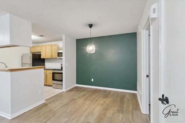 Building Photo - 2 bedroom ranch style condo $1995