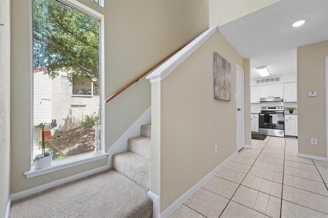 Building Photo - 10855 Meadowglen Ln