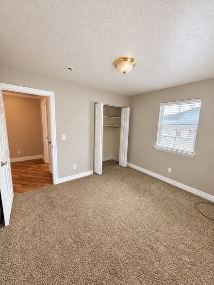 Building Photo - 305 N Appleview Dr