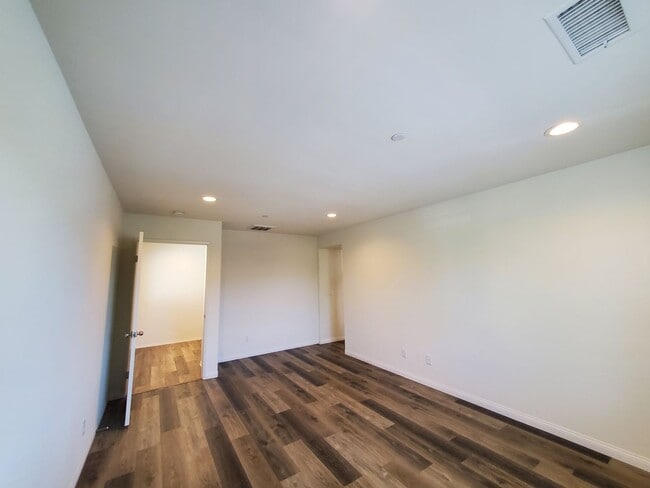 Building Photo - Beautiful 3B/2.5BA Home w/ Turf Backyard!