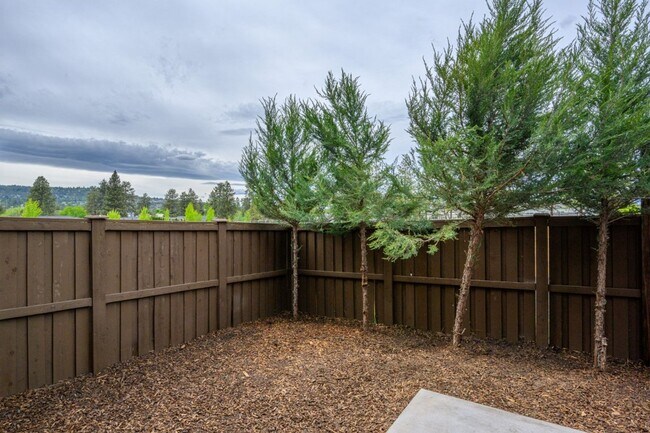 Building Photo - New listing!  Modern, A/C, Washer & Dryer included!