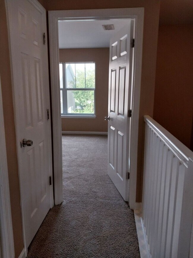 Building Photo - Cute townhome with 3 bd / 2.5 Bath