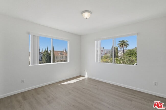 Building Photo - 1002 N Edgemont St