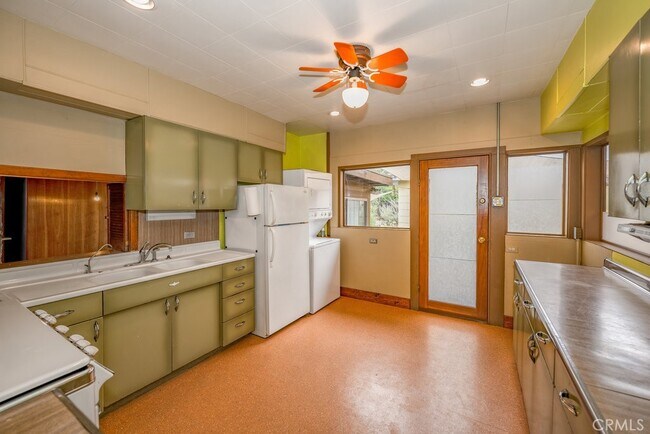 Building Photo - 1243 Yosemite Dr