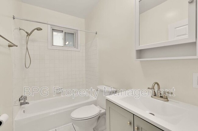 Building Photo - 1033 5th St NE