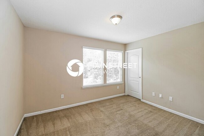 Building Photo - 4 Bedroom Pet-Friendly Home in Jacksonville, FL with Main Street Renewal