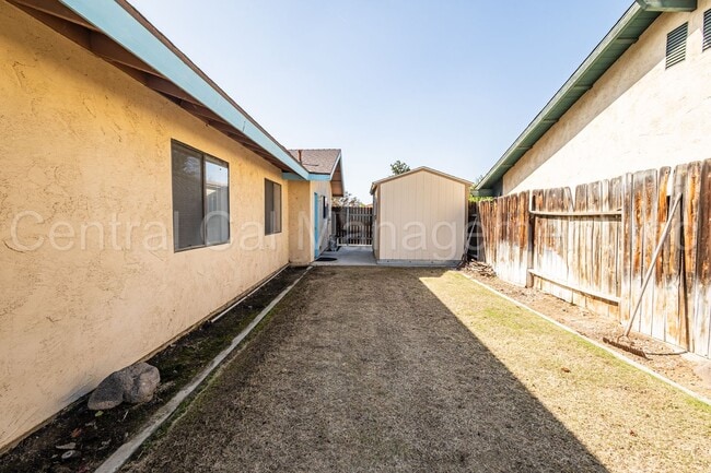 Building Photo - 3 Bedroom/2 Bath with a Pool - $2395 Per Month!