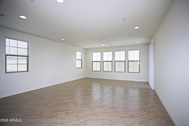 Building Photo - 815 W Finch Dr