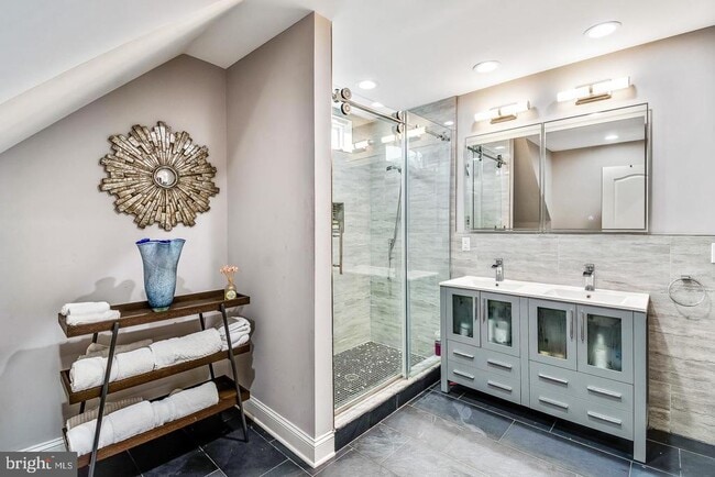 Building Photo - 1945 Watkins St