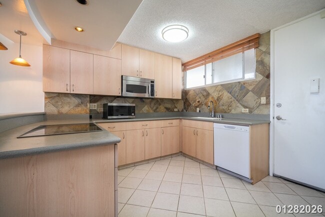 Building Photo - $2750.00 1bd/1ba/1pkg Condominium in Ala Wai SkyRise