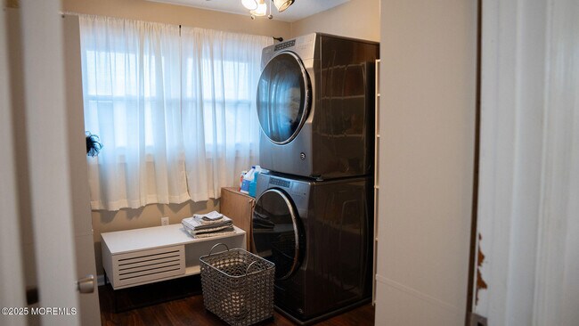 Building Photo - 73 Maple Ave