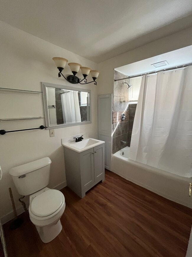 Building Photo - Modern 3BR/2BA Two-Level Unit in the Heart...