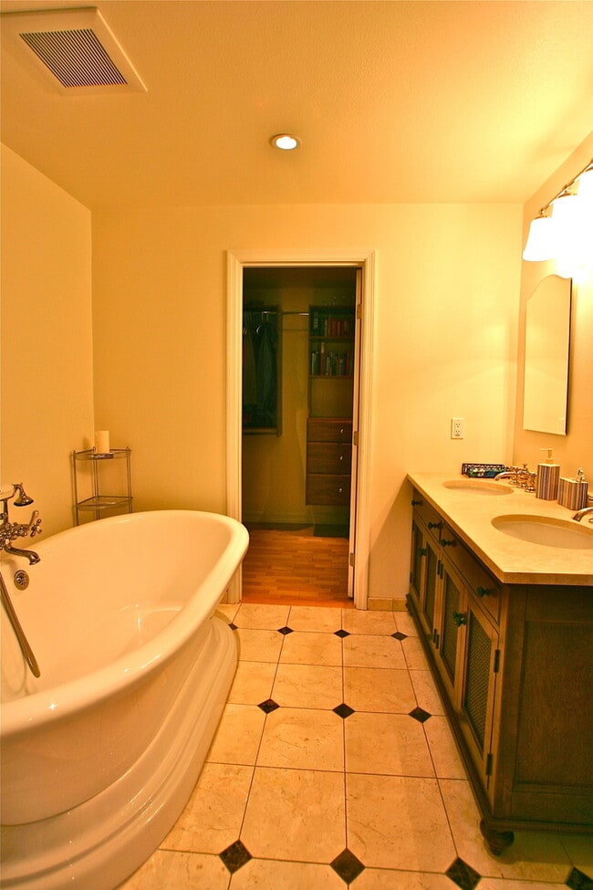 Building Photo - Incredible East Beach Town-Home unfurnishe...