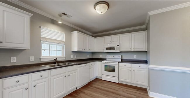 Building Photo - 305 S Square Dr