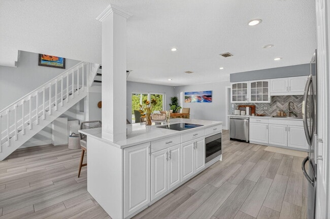 Building Photo - 6701 Hillside Ln