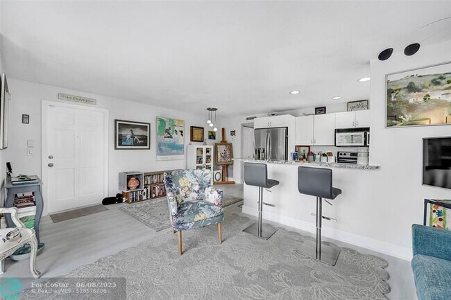 Building Photo - 2715 NE 49th St