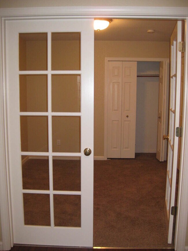 Building Photo - 3 Bedroom 2 Bath Duplex at the end of a Cul-De-Sac