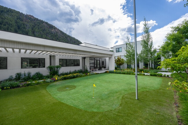 Building Photo - 1411 Crystal Lake Rd