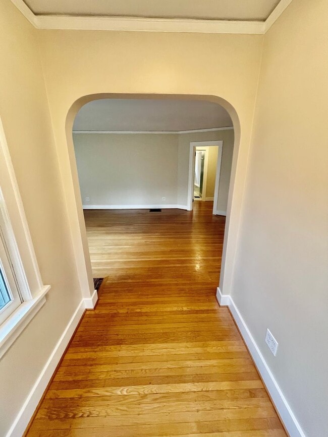 Building Photo - Rare Find, Large 3bd/2bathroom (w/ Bonus Rooms) House Near Rose City Golf Course