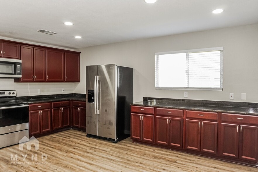 Building Photo - 3225 Lakeland Dr SW