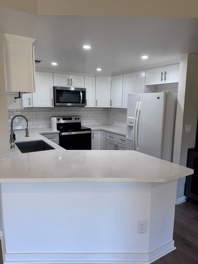 Building Photo - 5402 Villas Dr