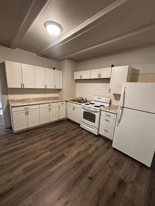 Building Photo - 1428 E Orman Ave