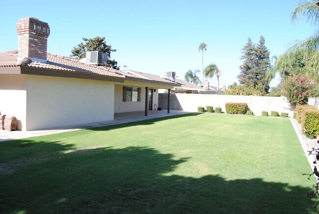 Building Photo - 7112 Darrin Ave