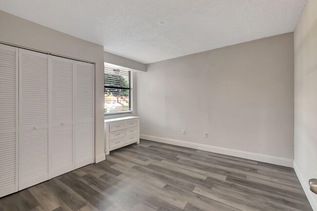 Building Photo - 950 Lavers Cir