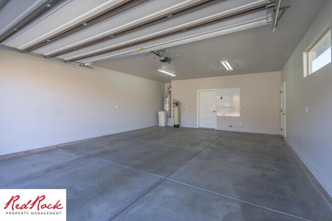 Building Photo - Pet-Friendly 3 Bedroom Home In A Great Neighborhood