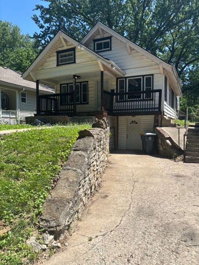 Building Photo - Remodeled 4BR Home with Open Layout, Fenced Yard & Updated Kitchen