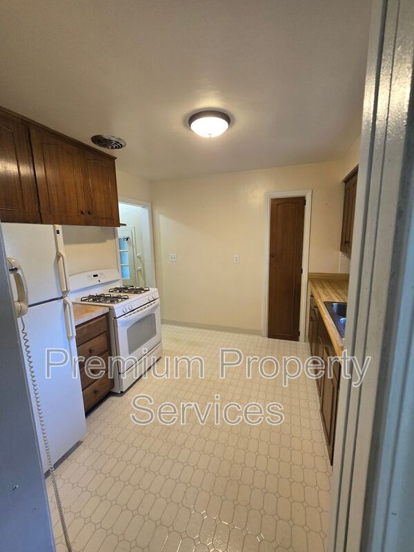 Building Photo - 210 Kenilworth Dr