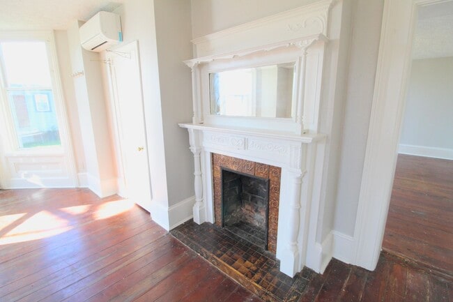 Building Photo - 1 bed, 1 bath apartment for rent in Downtown Harrisonburg!