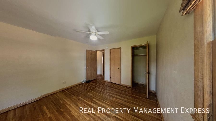 Building Photo - 3116 S Lake Ave