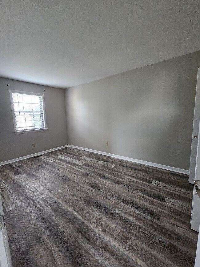 Building Photo - 3 Bedroom 1.5  bathroom End unit Townhouse near Bethlehem Catholic High School.