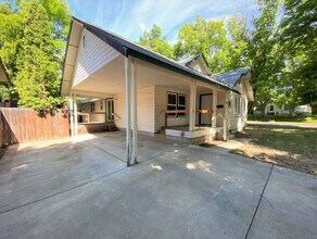 Building Photo - 3 Bed, 2 Bath 1 block from CWU