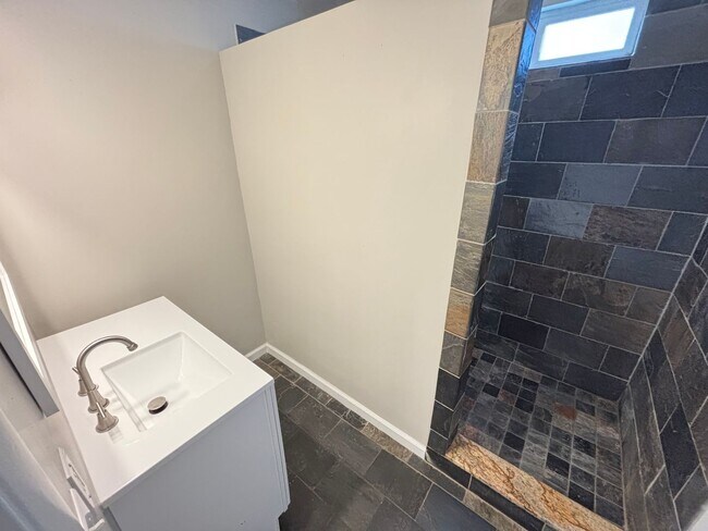 Building Photo - Beautiful 3Bed/2Bath Home located in South...