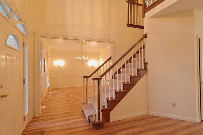 Building Photo - Spacious Parkway South Home with Walk-Out Basement & Large Backyard