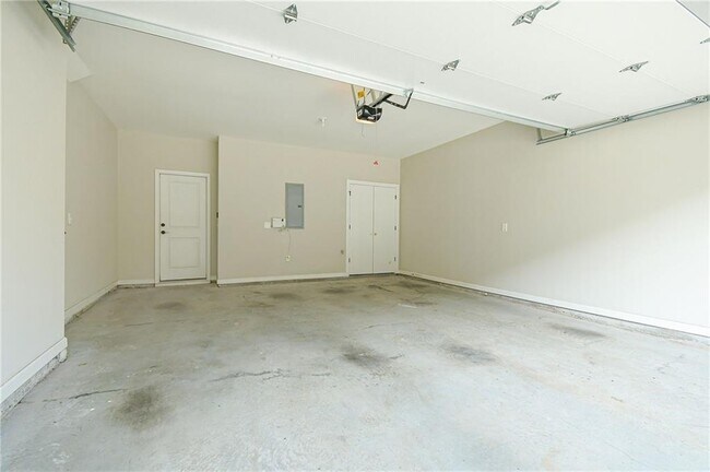 Building Photo - 1299 Linden Ct