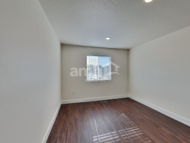 Building Photo - 979 N Nichole Ave