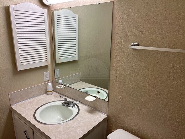 Building Photo - 1013 Kathey Dr