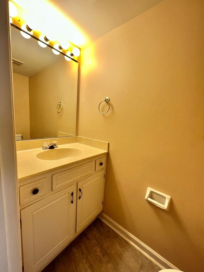 Building Photo - 2 Bed/ 1.5 Bath - Townhome in Cool Springs