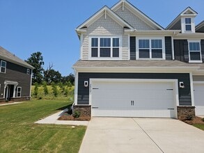 Building Photo - Like New End-Unit townhome in Monroe!