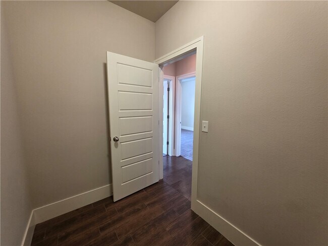 Building Photo - 616 Mill Pond Wy