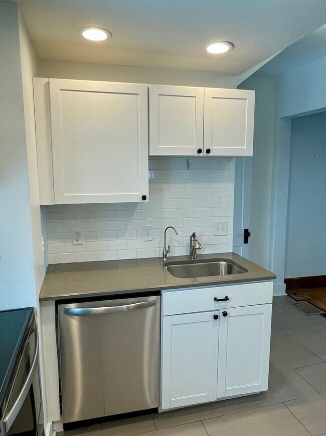 Building Photo - Beautiful & Spacious 3 Bedroom Rental Home...
