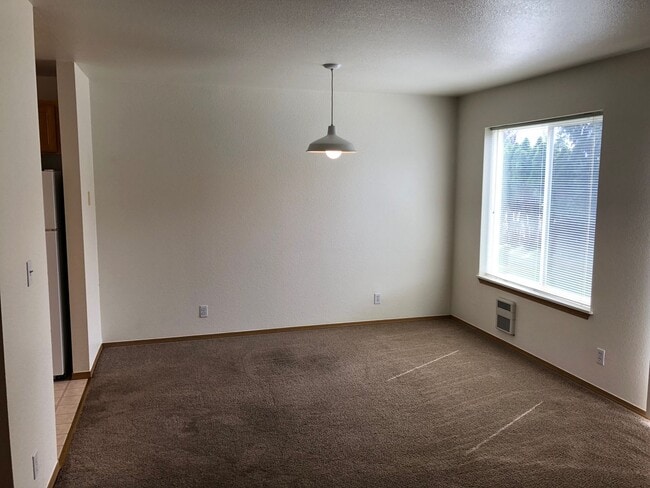 Building Photo - 3 Bedroom, 2.5 Bathroom Townhouse - Locate...